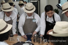 드립커피 추출 방법 교육받는 시니어 바리스타