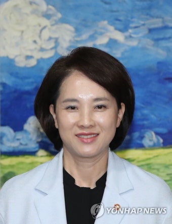 교육신뢰회복추진단회의 참석하는 유은혜 부총리