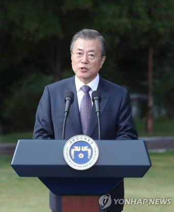 주한외교단 환영하는 문 대통령