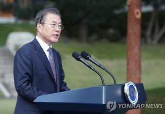 주한외교단 환영하는 문 대통령