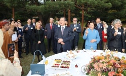 주한외교단 초청 리셉션, 건배 대신 손하트