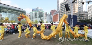 한성케터링 한성화교중고등학교 | 용춤 공연 펼치는 한성화교 학생들
