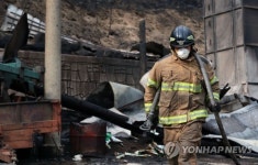 한국시리즈 1차전 잠실 마운드에 산불 진압 소방관 선다(종합)