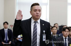 증인 선서하는 임태훈 소장