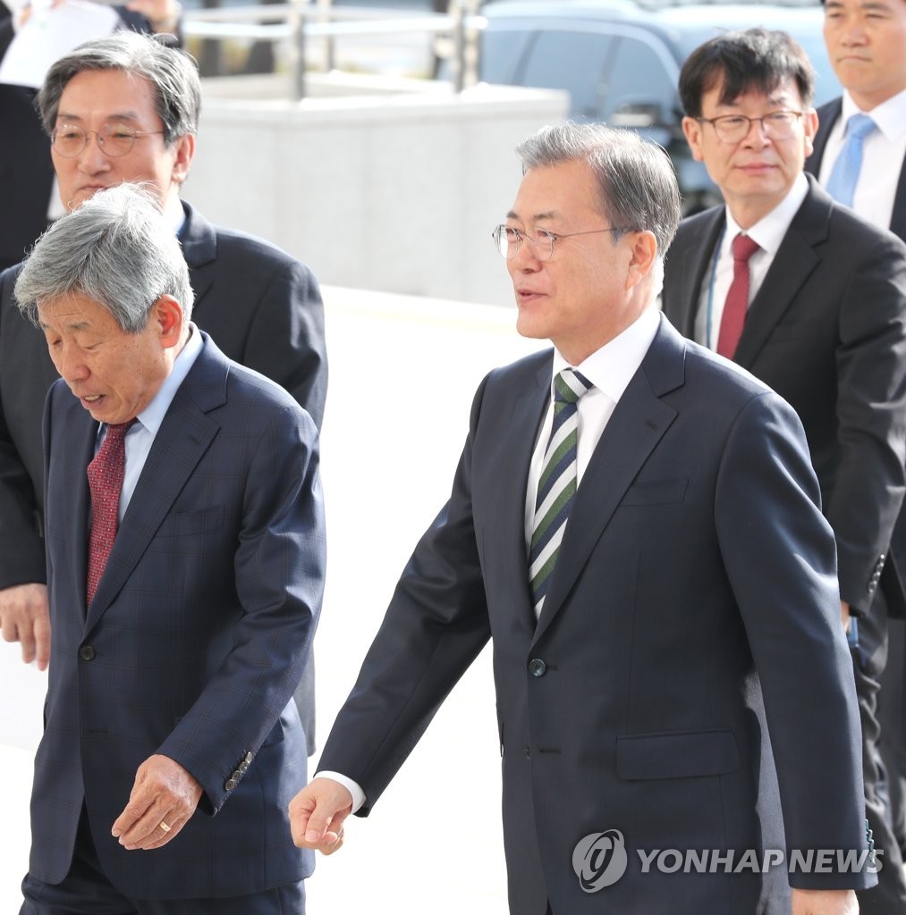 윤석열 대통령, 국회 방문 루머에 혼란…국회의장 방문 유보 요청 (86자)