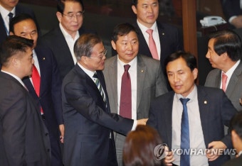 자유한국당 의원과 인사하는 문 대통령