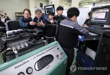 자동차 엔진 실습 장비 설명 듣는 조희연 교육감