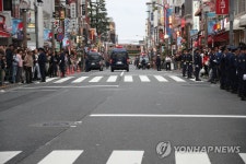 이낙연 총리 방문에 교통 통제된 신오쿠보역 주변