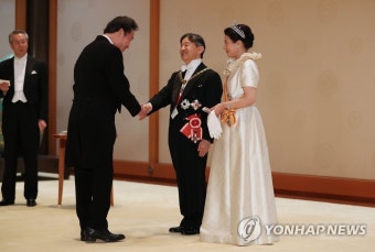 나루히토 일왕 내외와 인사하는 이낙연 총리