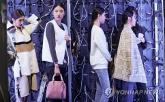 긴장감 넘치는 백스테이지