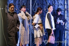 긴장감 넘치는 백스테이지