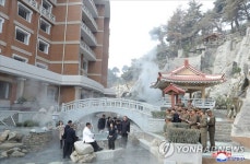 김정은, 리설주 여사와 양덕군 온천지구 시찰
