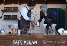아세안 10개국 원두로 커피를…강경화, 바리스타로 나서