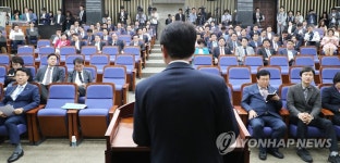 이인영 발언 경청하는 의원들