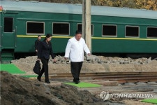 김정은, 리설주 여사와 양덕군 온천지구 방문
