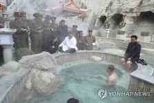 김정은, 리설주 여사와 양덕군 온천지구 시찰