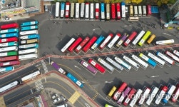 버스로 꽉찬 남이섬 주차장