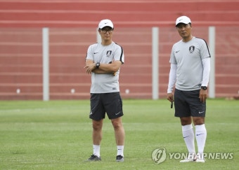 훈련 지켜보는 김정수 감독-최철우 코치