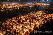 인도 디왈리 축제 등잔 40만9천개 불 밝혀 기네스 기록
