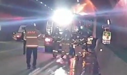 창원 굴암터널 달리던 화물트럭 불…30분 차량정체