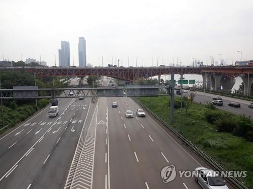 서울 올림픽대로 차량 통행 재개…한강 수위 상승으로 향하는 눈길