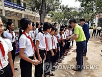 장학금 전달하는 최규택 대표와 곽인식 지점장
