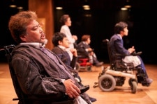 조명이 켜지면 무대는 다시 살아날 것이다