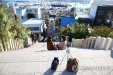 드라마 동백꽃 필 무렵 포스터처럼