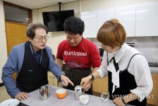 바리스타 직업 체험하는 조희연 교육감