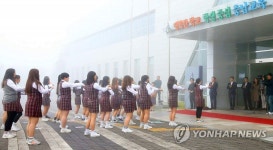 충남교육청 앞에서 펼쳐진 홍성여고 학생들의 플래시몹