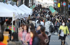 차 없는 이화여대길 걷는 시민들