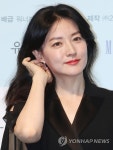 머리 쓸어내리는 이영애
