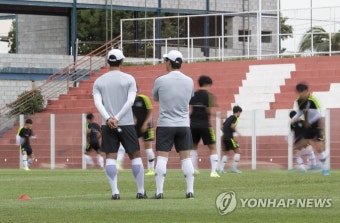 훈련지켜보는 김정수 감독-최철우 코치