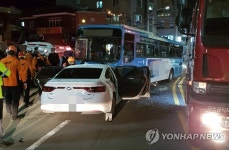 시내버스와 충돌한 고교생 렌터카