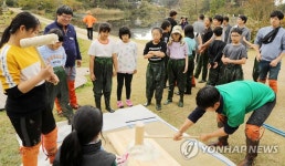 천리포수목원서 떡매 치기 체험하는 초등학생들