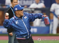 시구하는 백인천 감독