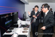 한국전자통신연구원 방문한 성윤모 장관