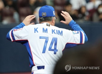 비디오 판독 요청하는 김경문 감독