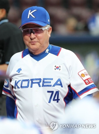 비디오 판독 요청하고 더그아웃 돌아오는 김경문 감독