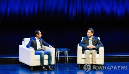 삼성 CEO 서밋서 대화 나누는 손영권 사장과 김정상 교수
