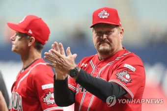 어니 휘트 캐나다 야구대표팀 감독
