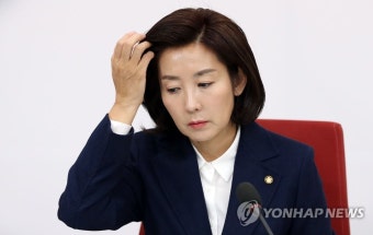 머리 넘기는 나경원 원내대표