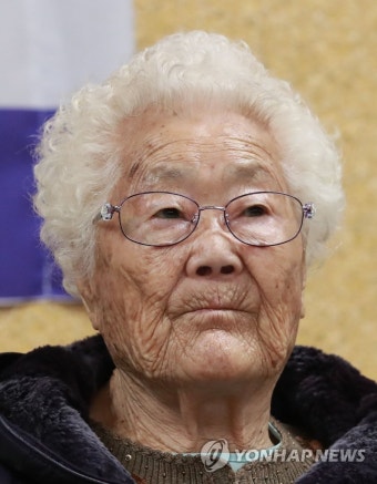생각에 잠긴 이옥선 할머니