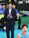 박수치는 신진식 감독