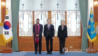 주한 스리랑카 대사와 기념촬영하는 문 대통령