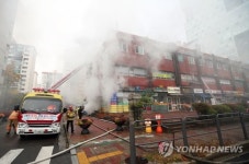 서울 서초동 상가 지하서 불…소방관 등 최소 10명 부상(종합)