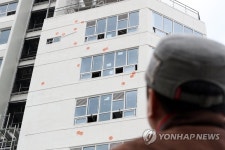 시민에게 공개된 전일빌딩 외벽 5·18 탄흔