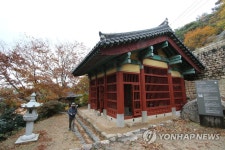 태안 동문리 마애삼존불입상 보호각