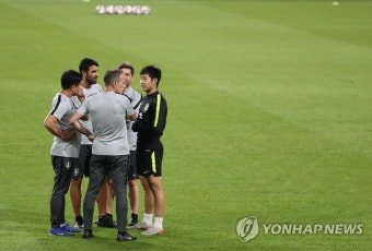 이강인 따로 불러 대화하는 벤투 감독