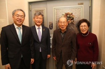 기념촬영 하는 박삼득 국가보훈처장